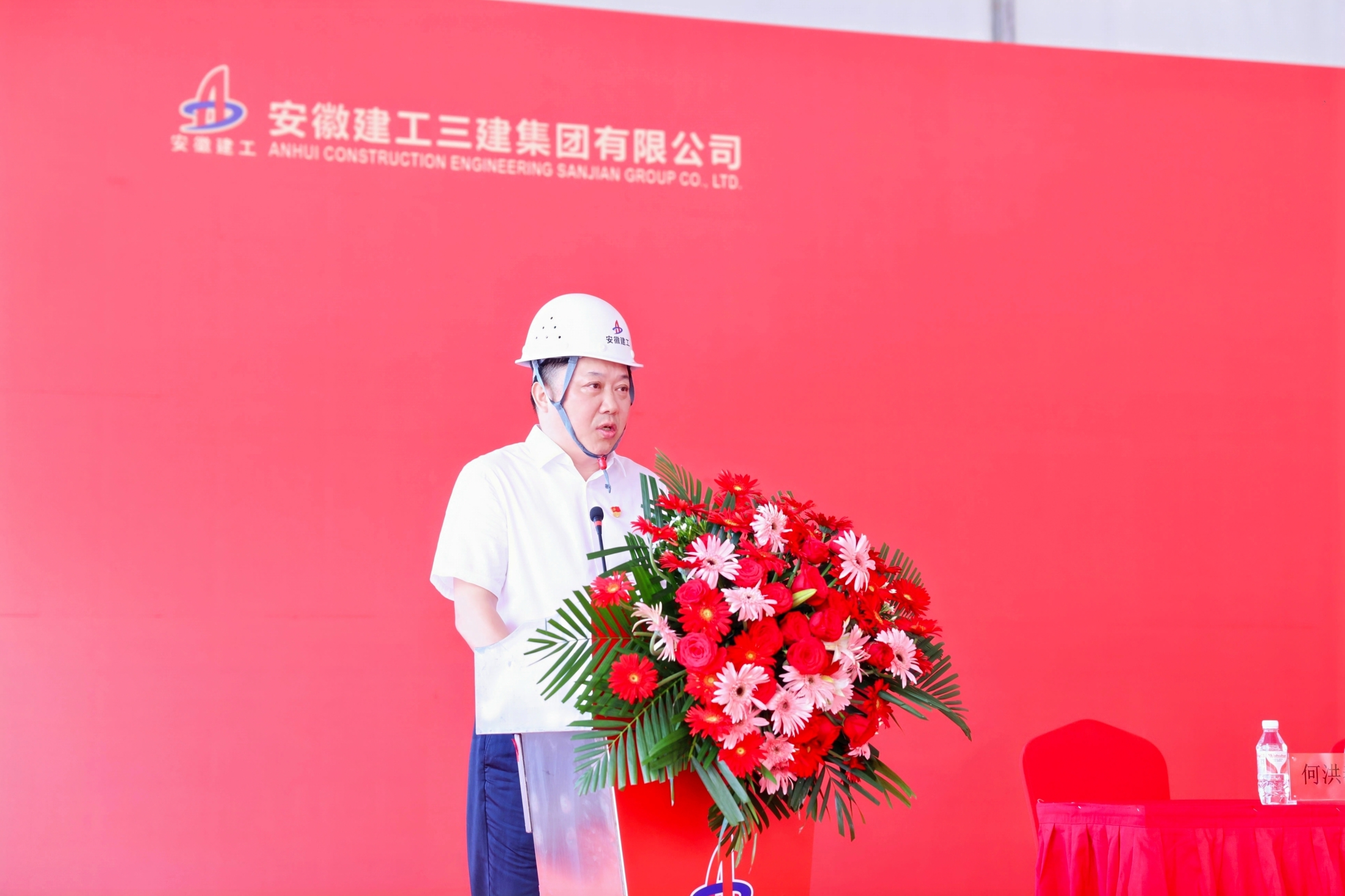 3华球(中国)一站式服务平台党委书记、董事长何洪春.JPG